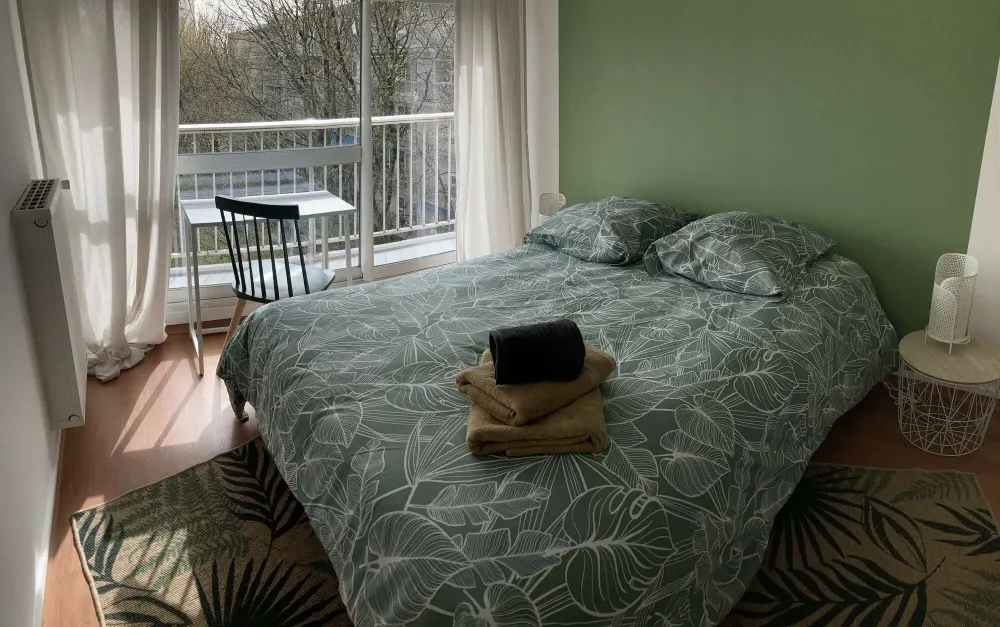 bordeaux-nord-chambre-avec-decoration