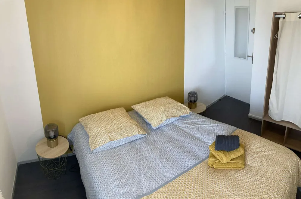 bordeaux-nord-chambre-avec-decoration-epuree