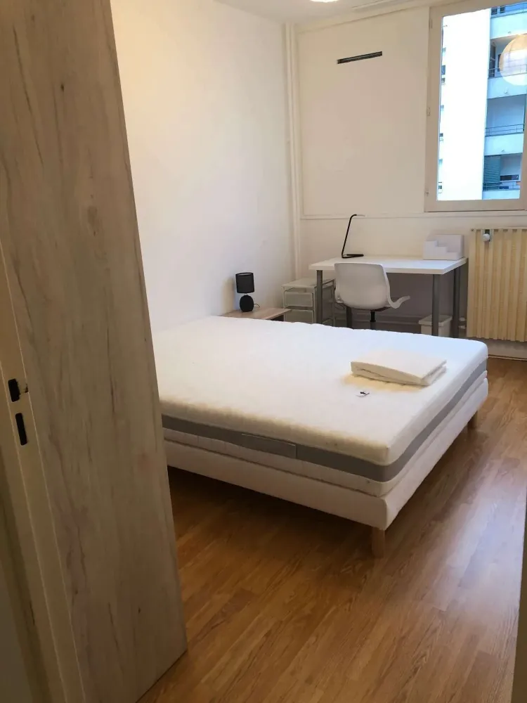 bordeaux-nord-chambre-avec-mobilier-complet