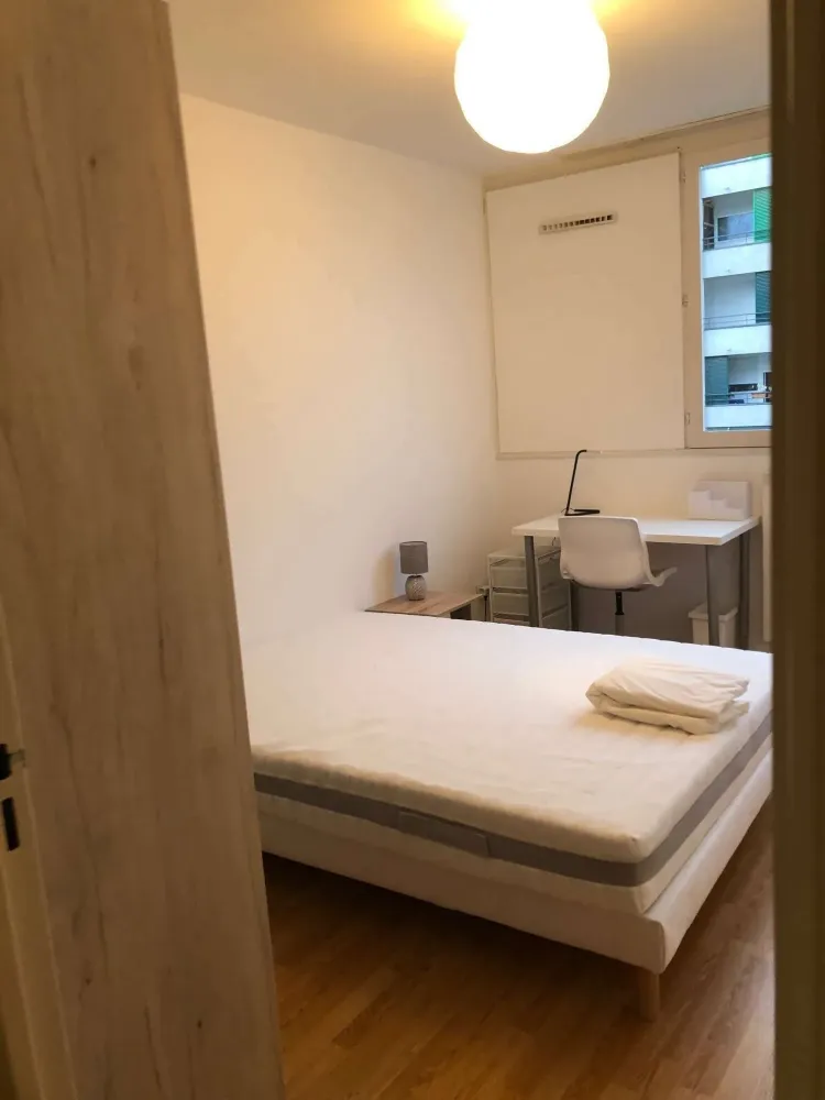 bordeaux-nord-chambre-murs-clairs