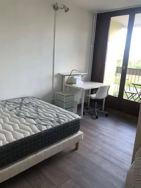 bordeaux-nord-chambre-avec-rideau