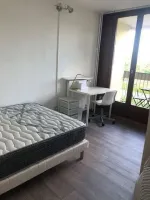 bordeaux-nord-chambre-avec-rideau