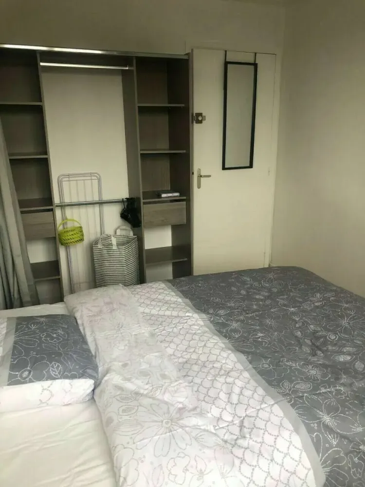 bordeaux-nord-chambre-avec-lampe-de-chevet