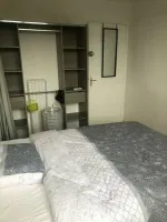 bordeaux-nord-chambre-avec-lampe-de-chevet