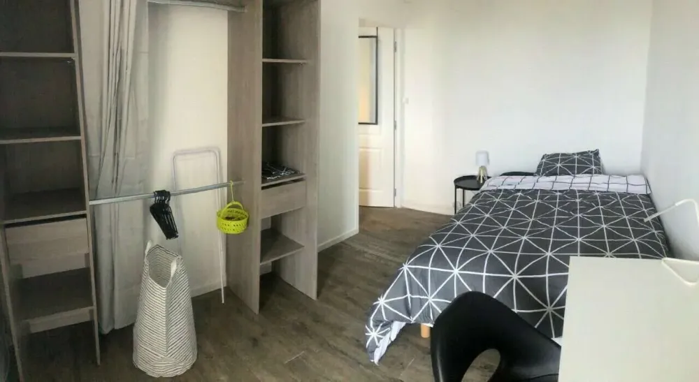 bordeaux-nord-chambre-avec-rangements-fermes