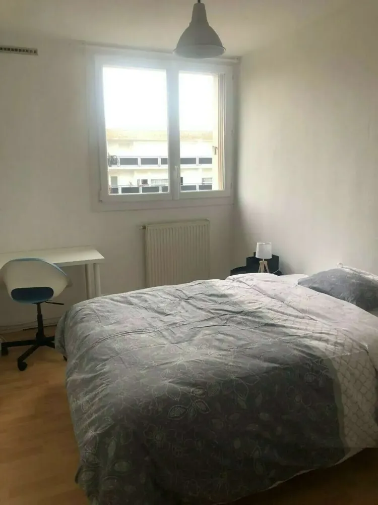 bordeaux-nord-chambre-clairement-agencee