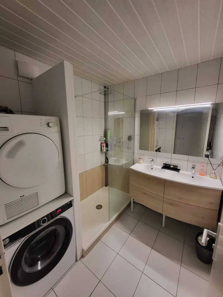 bordeaux-nord-salon-avec-decoration-murale