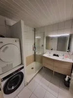 bordeaux-nord-salon-avec-decoration-murale