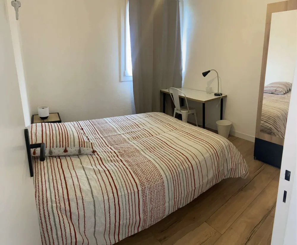 bordeaux-nord-chambre-lumineuse-avec-grande-fenetre