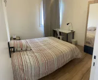 bordeaux-nord-chambre-lumineuse-avec-grande-fenetre