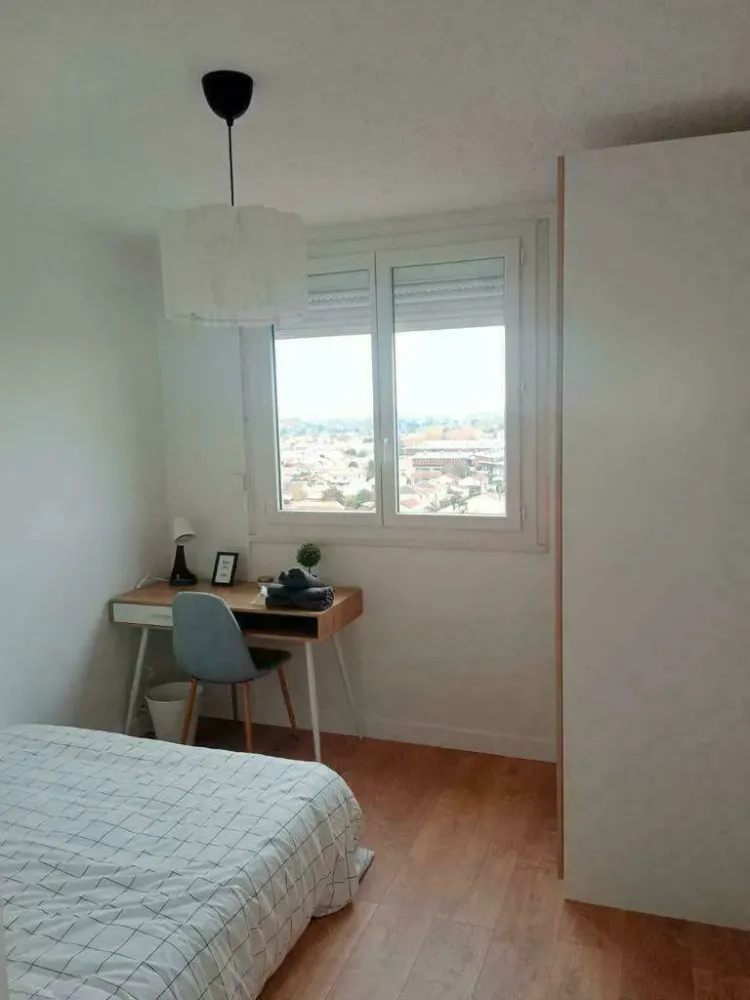 bordeaux-nord-chambre-avec-rangements-pratiques