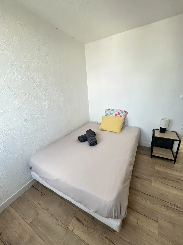 ch2 lit et table de chevet