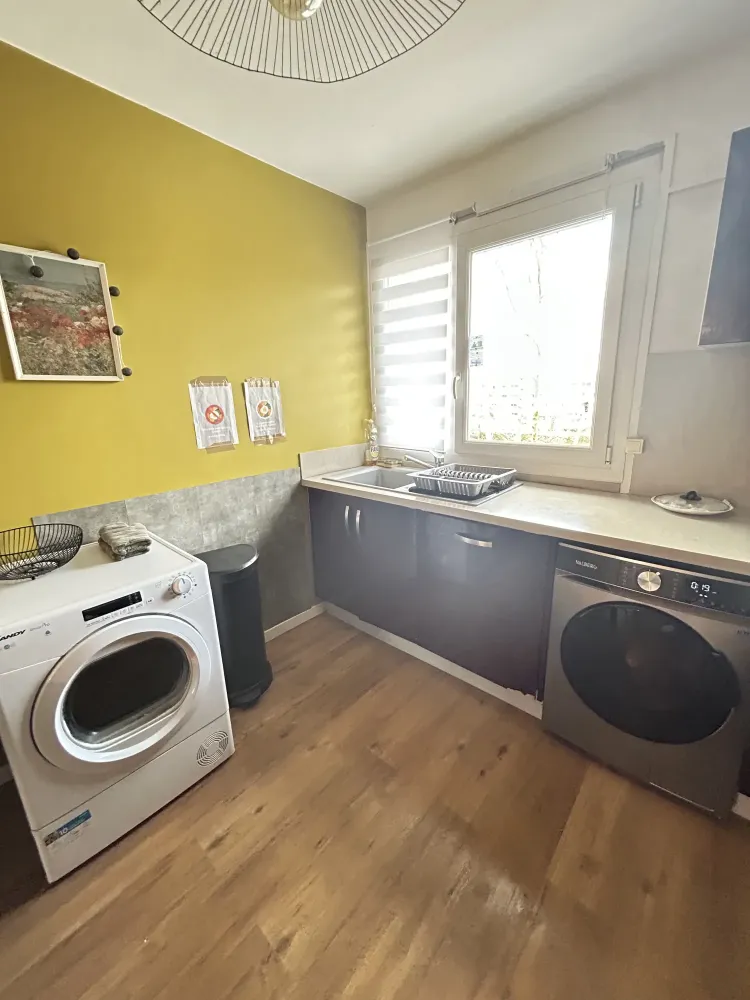 CUISINE VU EVIER AVEC SECHE LINGE