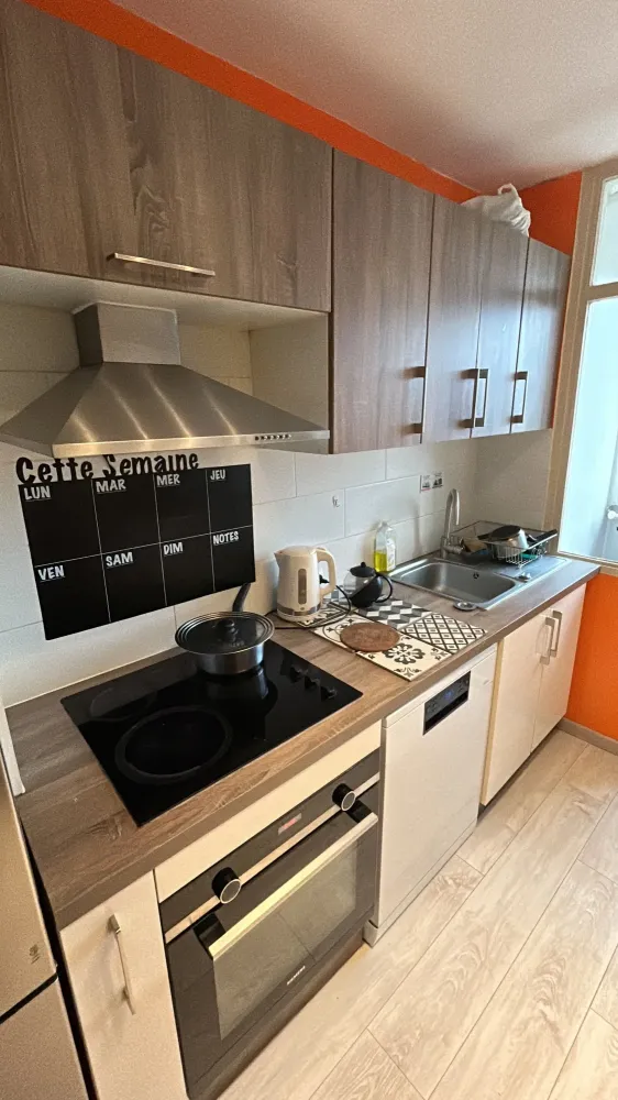 CUISINE COTE PLAQUE DE CUISSON